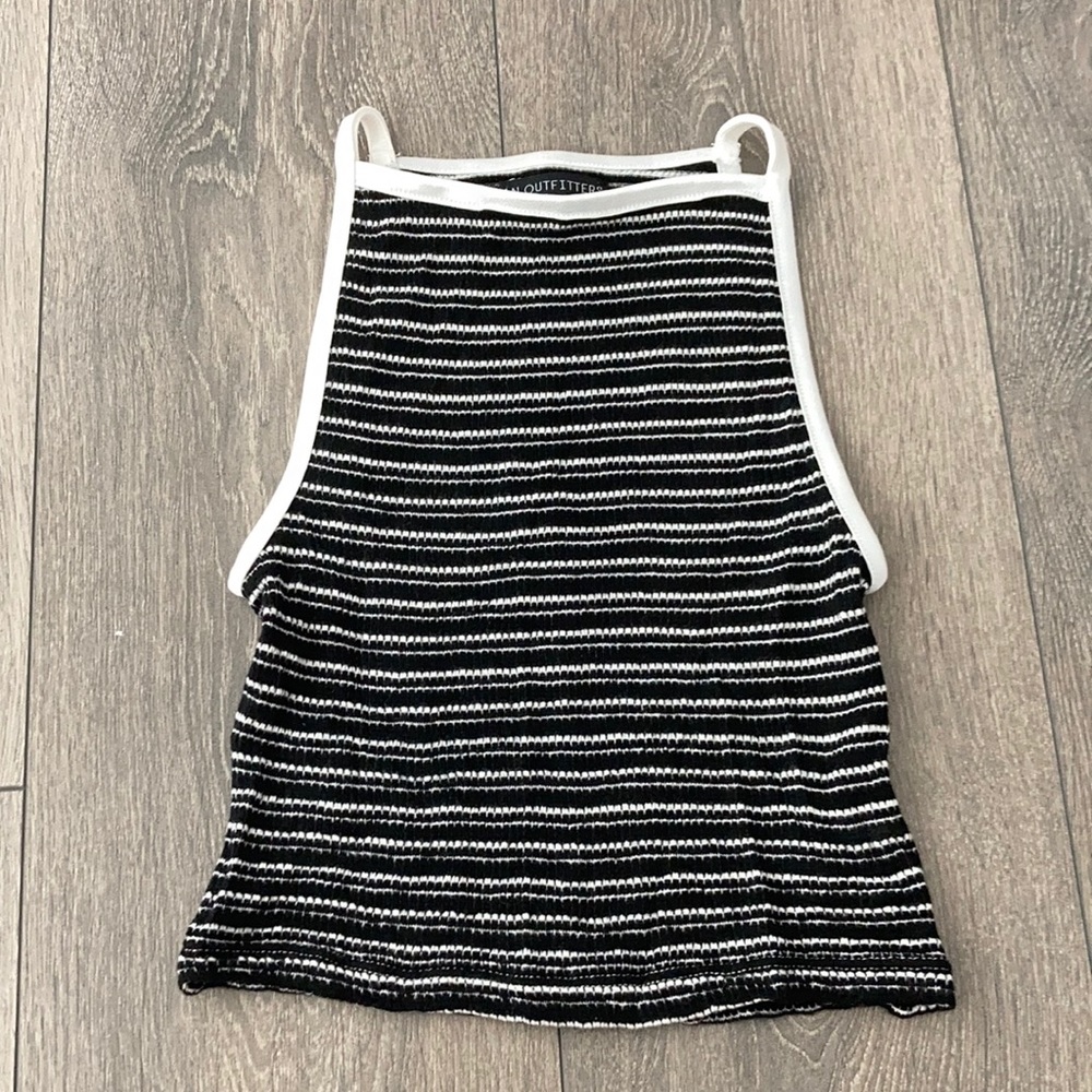 Black and white knit crop top